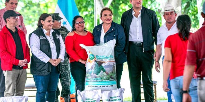 presidenta-xiomara-castro-entrega-786-bonos-tecnologicos